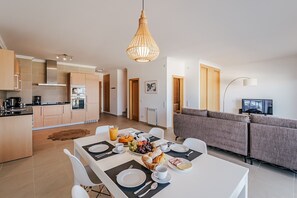 Dining - Apartment 'Beachfront Atlantic View A09' with Sea View and Wi-Fi (Óbidos)