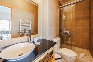 Bathtub, hair dryer, towels - Apartment 'Beachfront Atlantic View A09' with Sea View and Wi-Fi (Óbidos)