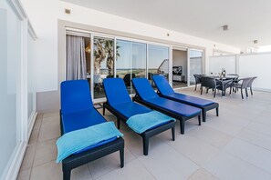 Outdoor dining - Apartment 'Beachfront Atlantic View A09' with Sea View and Wi-Fi (Óbidos)