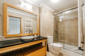 Bathtub, hair dryer, towels - Apartment 'Beachfront Atlantic View A09' with Sea View and Wi-Fi (Óbidos)