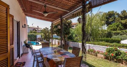 Pet-Friendly Villa 100m from the Beach with Pool & Wi-Fi