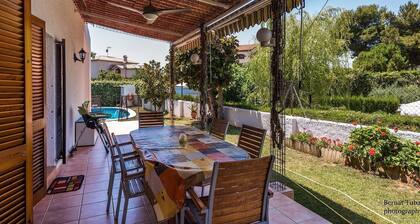 Pet-Friendly Villa 100m from the Beach with Pool & Wi-Fi