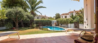 Pet-Friendly Villa 100m from the Beach with Pool & Wi-Fi