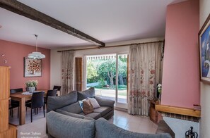 Een televisie en een open haard