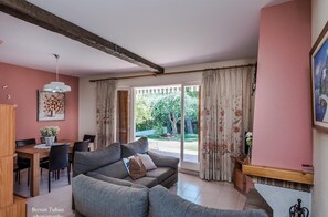 Télévision, cheminée, table de tennis de table