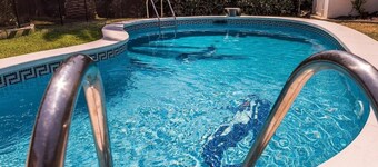 Pet-Friendly Villa 100m from the Beach with Pool & Wi-Fi