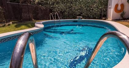 Pet-Friendly Villa 100m from the Beach with Pool & Wi-Fi