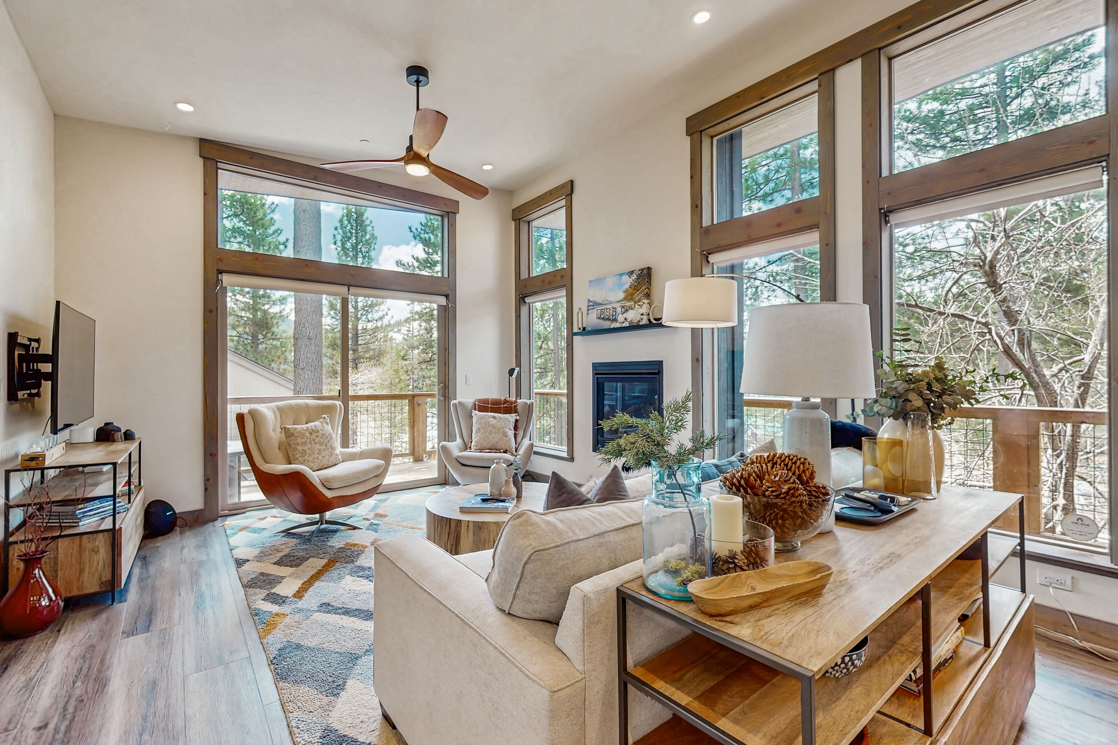 Televisie en een open haard