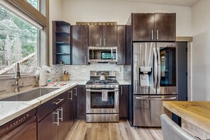 Réfrigérateur, micro-ondes, four, plaque de cuisson