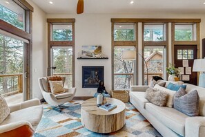 Télévision, cheminée