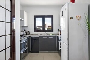 Een koelkast, een magnetron, een oven, een kookplaat