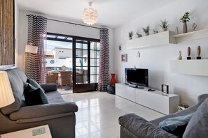 TV - 'Casa Hibiscus' with Private Pool, Jacuzzi, Terrace & Garden (Playa Blanca)