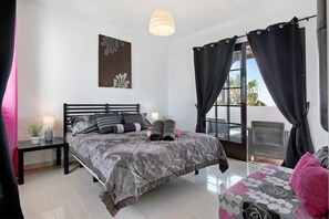 3 bedrooms, free WiFi, bed sheets - 'Casa Hibiscus' with Private Pool, Jacuzzi, Terrace & Garden (Playa Blanca)