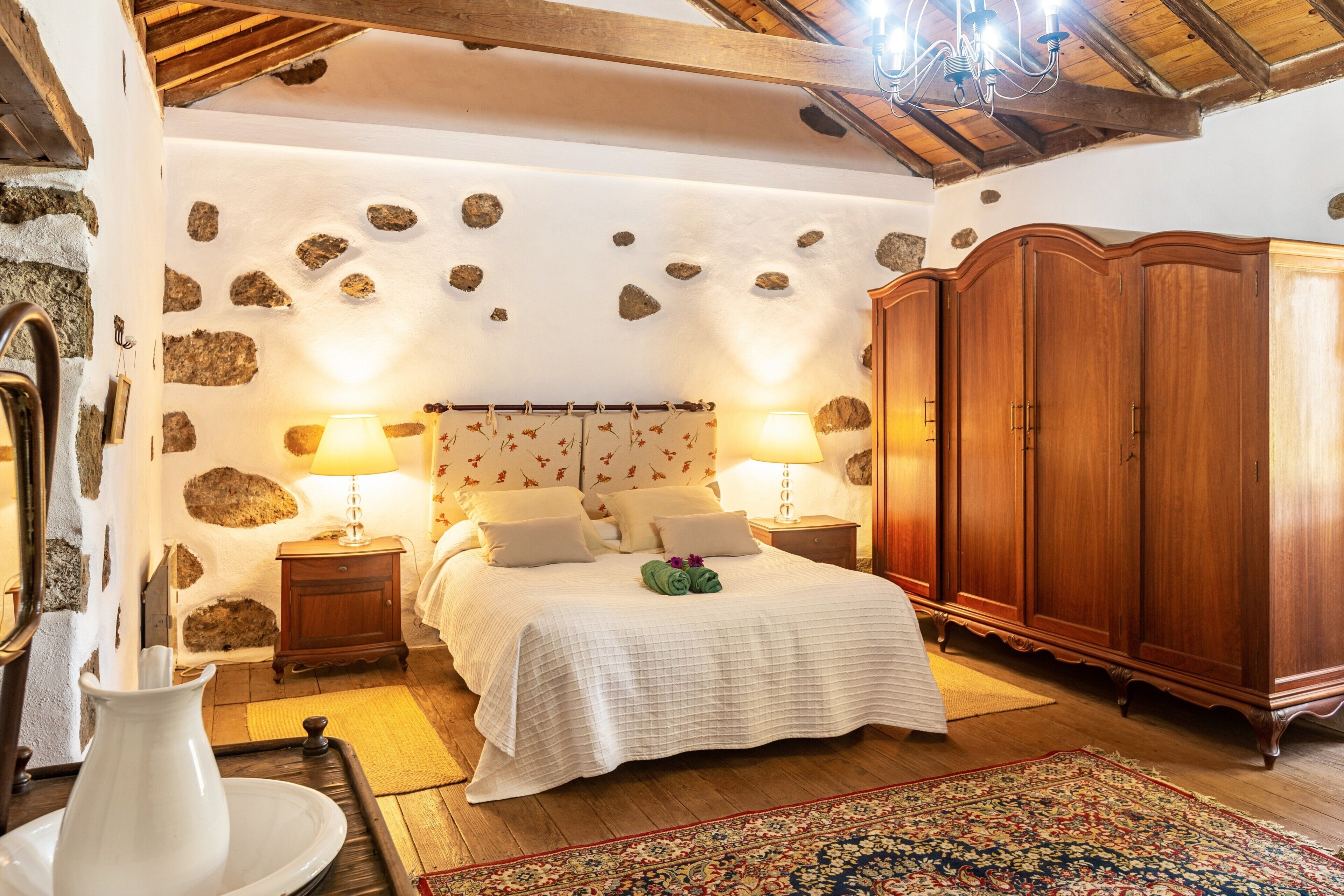 4 bedrooms, iron/ironing board, free WiFi, bed sheets