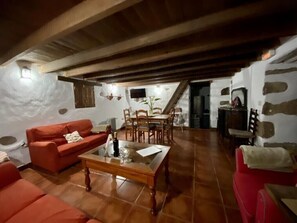 TV, DVD player, stereo - Finca "Casa Rural La Caldera" with Mountain Views, Pool, Garden and Wi-Fi (Pino Santo Alto /Teror)