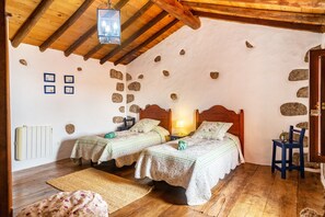 4 bedrooms, iron/ironing board, free WiFi, bed sheets - Casa Rural La Caldera: Mountain Views, Pool, Garden & Wi-Fi (Pino Santo Alto /Teror)