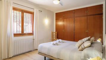 3 bedrooms, iron/ironing board, free WiFi, bed sheets