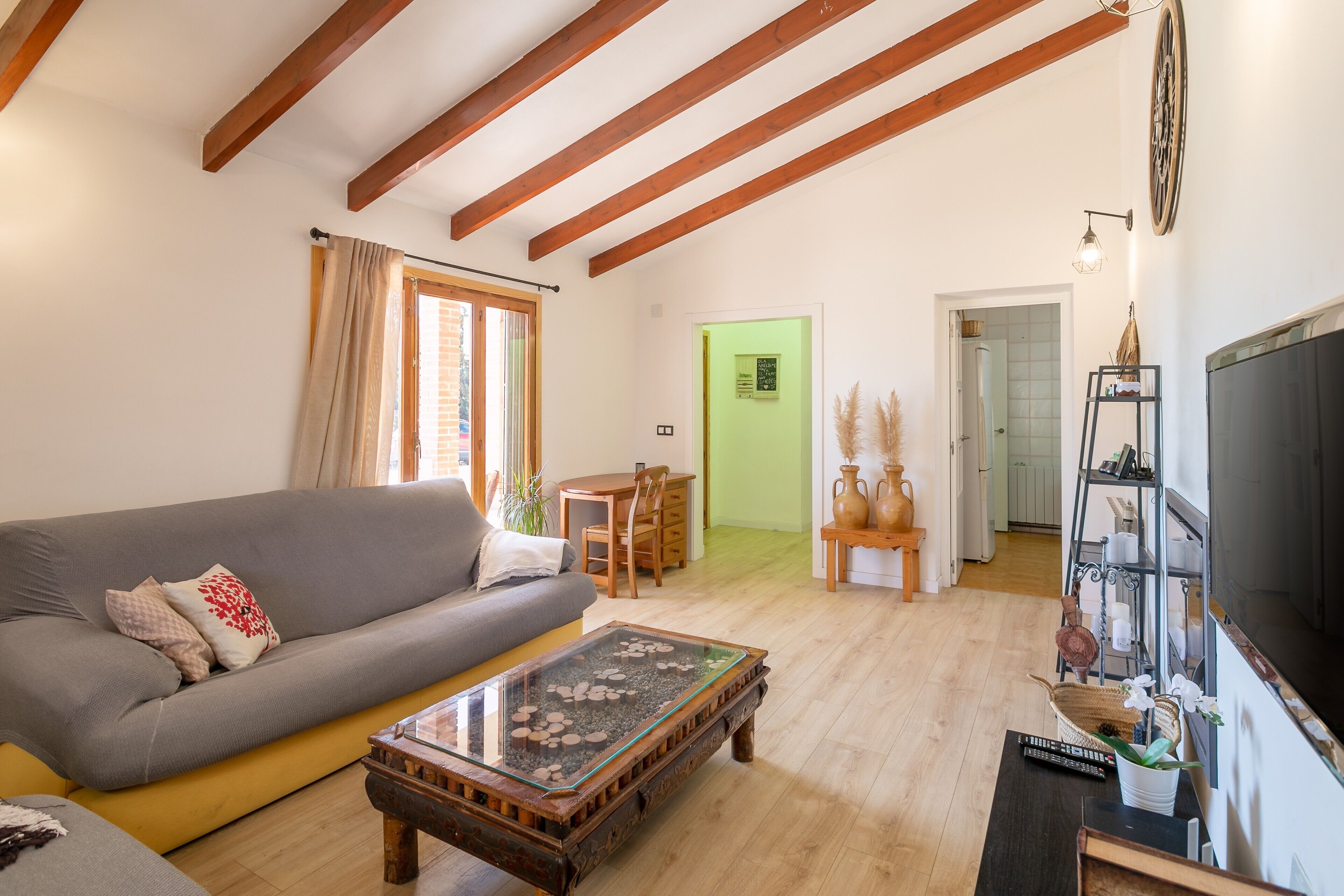 Televisie, een open haard en een dvd-speler