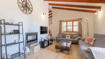 Fernseher, Kamin, DVD-Player