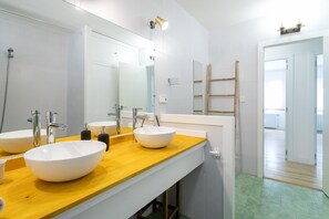 Baignoire, sèche-cheveux, serviettes fournies