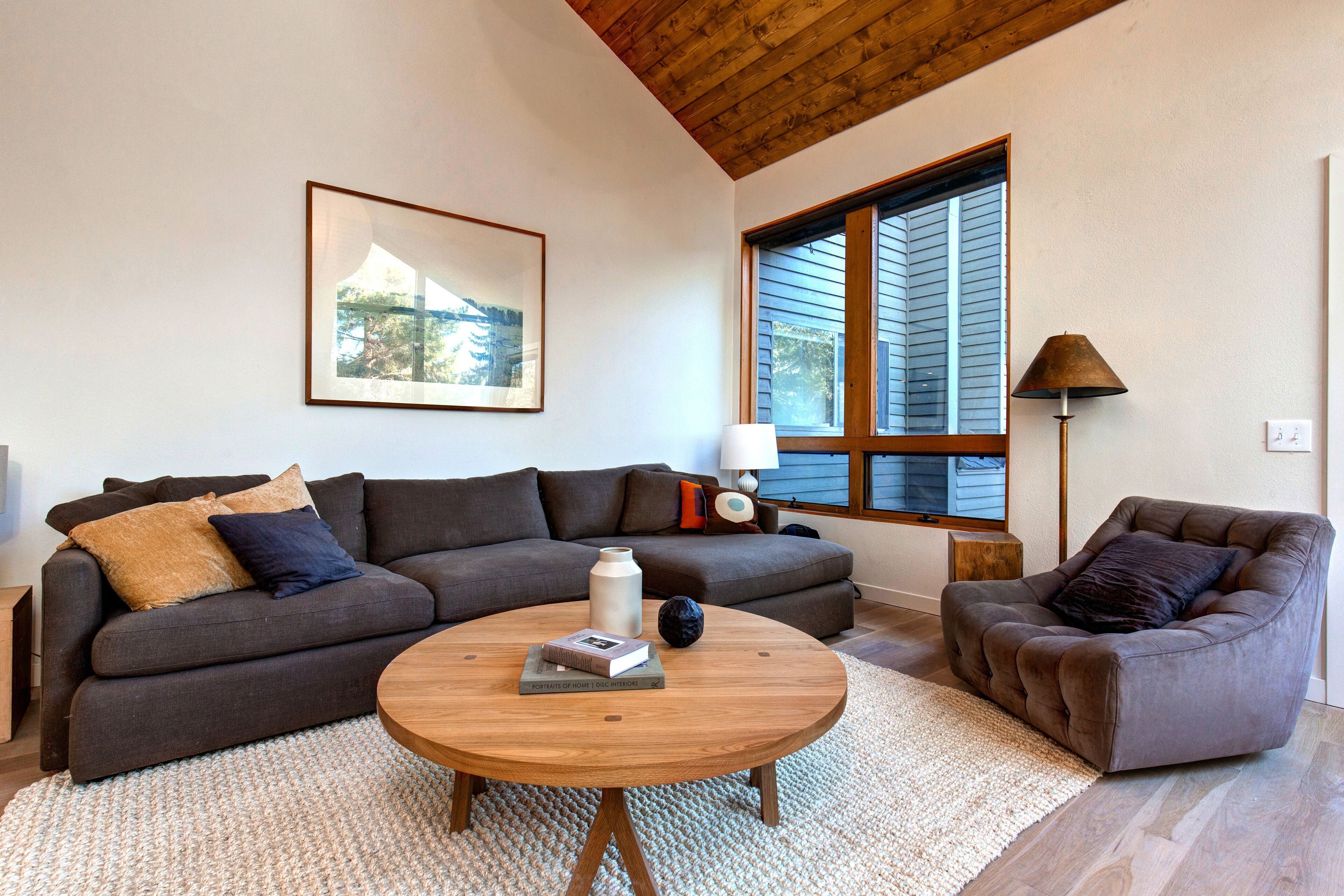Modern mountain escape with wonderful views, pool, hot tub-minutes to skiing