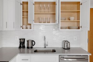 Kylskåp, mikrovågsugn, ugn och diskmaskin