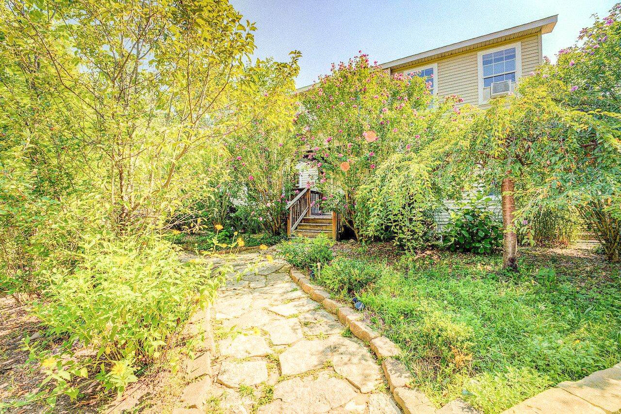 Spacious, pet-friendly home with a pool and hot tub. Mins from Warren Dunes