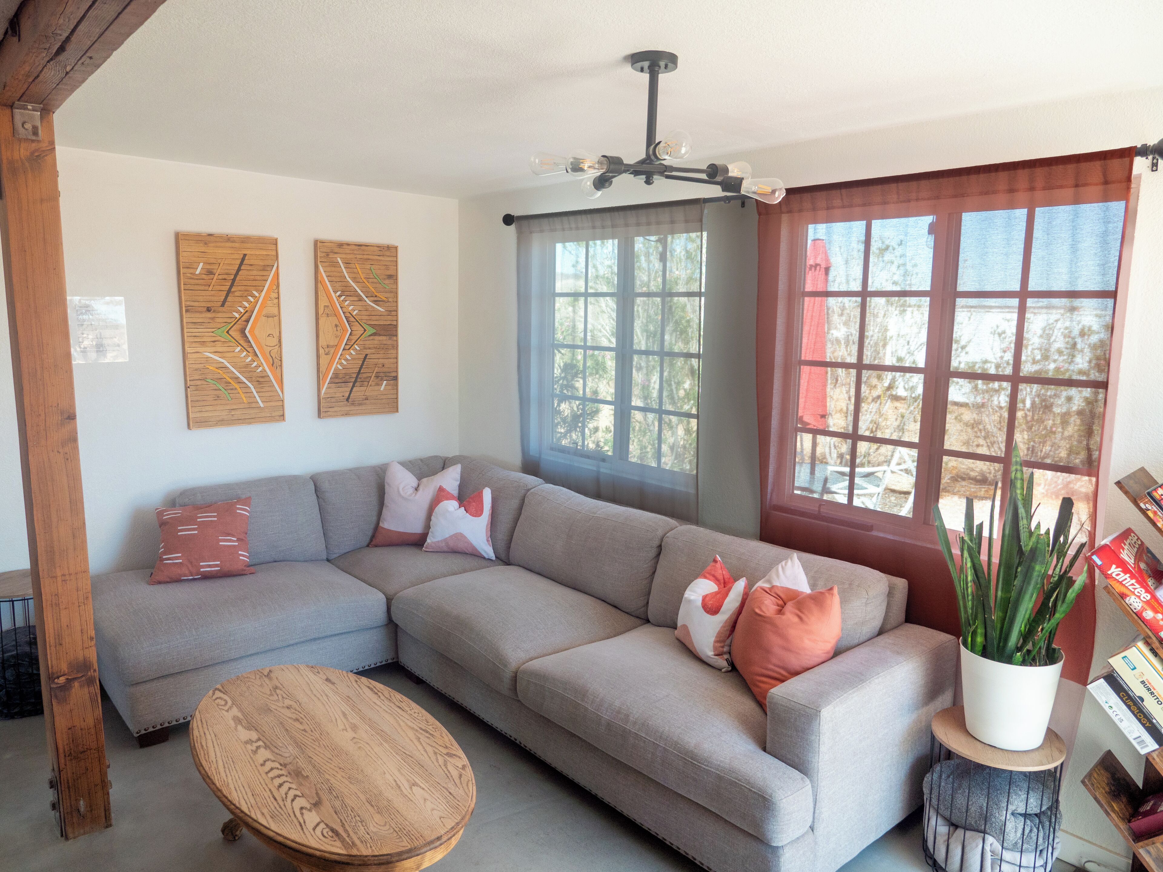 Smart-TV, peis, bøker og musikkbibliotek