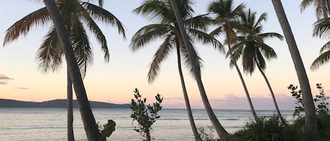 Vlak bij het strand, wit zand, ligstoelen aan het strand