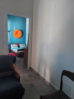 1 habitación, tabla de planchar con plancha y ropa de cama 