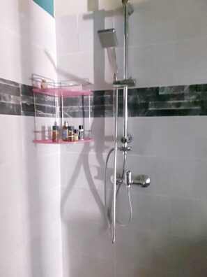 Dusche, Bidet, Handtücher, Seife