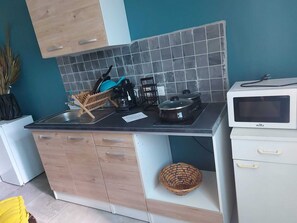 Refrigerador, microondas, cafetera y tetera y licuadora 