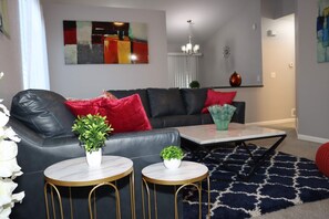 Smart TV, fireplace - Cheerful, Newly furnished 3 bdrm home with indoor fireplace. (Aurora)