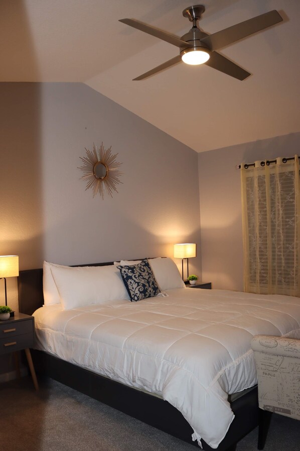 3 bedrooms, in-room safe, iron/ironing board, WiFi - Cheerful, Newly furnished 3 bdrm home with indoor fireplace. (Aurora)