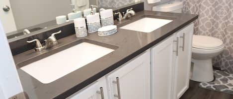 Combined shower/tub, jetted tub, towels, soap