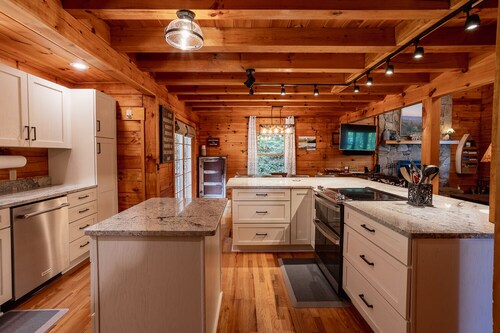 Trailblazers Cabin | Newly Renovated Log Cabin | Mountain Views and Hot Tub