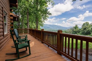 Property grounds - Trailblazers Cabin | Newly Renovated Log Cabin | Mountain Views and Hot Tub (Waynesville)