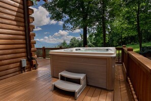 Property grounds - Trailblazers Cabin | Newly Renovated Log Cabin | Mountain Views and Hot Tub (Waynesville)