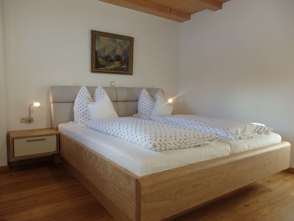 1 bedroom, bed sheets - Ferienwohnung Jenner 48 qm, für 2 Personen, Balkon, 1 Schlafzimmer (Schönau am Königssee)
