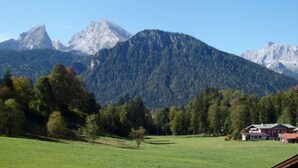 A mountain landscape with a clear sky. - Ferienwohnung Jenner 48 qm, für 2 Personen, Balkon, 1 Schlafzimmer (Schönau am Königssee)