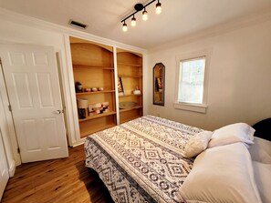 4 habitaciones, escritorio, wifi gratis y ropa de cama
