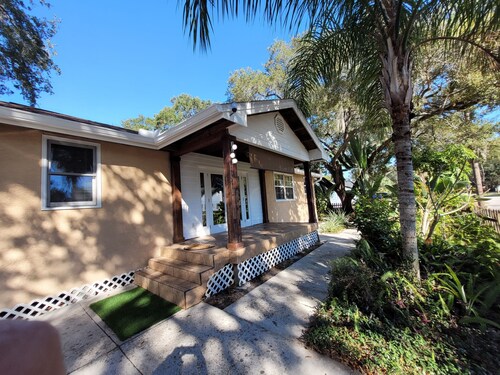 Sunshine Paradise Getaway 14 mins to Downtown Tampa