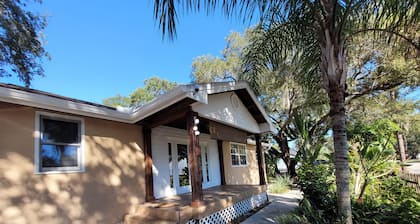 Sunshine Paradise Getaway 14 mins to Downtown Tampa