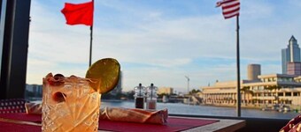 Sunshine Paradise Getaway 14 mins to Downtown Tampa