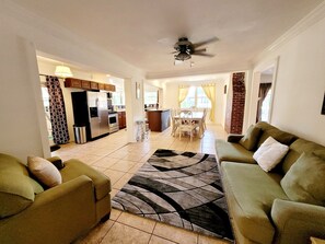 TV connectée, cheminée, écrans d'ordinateur