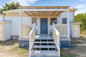 Exterior - Cozy Bungalow Minutes From Downtown San Antonio (San Antonio)