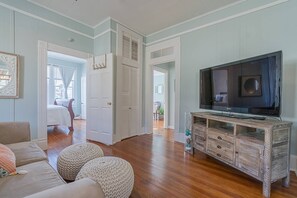 2 bedrooms, WiFi, bed sheets - Walk to Beach & UTMB |$200 Free Activities Daily |Dogs Okay |Fenced Yard | Game Room | Grill | Wifi (Galveston)