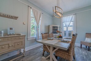 Dining - Walk to Beach & UTMB |$200 Free Activities Daily |Dogs Okay |Fenced Yard | Game Room | Grill | Wifi (Galveston)