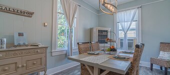 Walk to Beach & UTMB |$200 Free Activities Daily |Dogs Okay |Fenced Yard | Game Room | Grill | Wifi