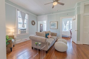 TV - Walk to Beach & UTMB |$200 Free Activities Daily |Dogs Okay |Fenced Yard | Game Room | Grill | Wifi (Galveston)